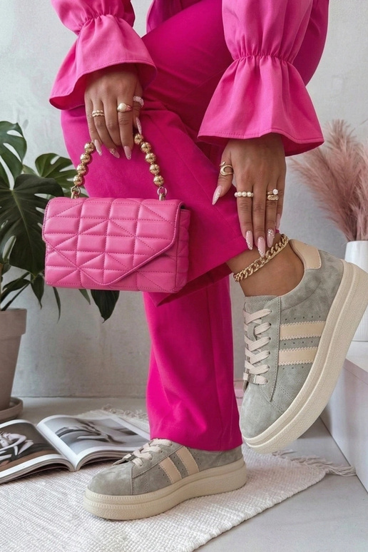 Grijze leren schoenen op platform...