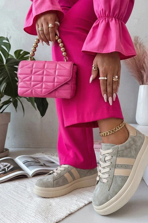 Grijze leren schoenen op platform...