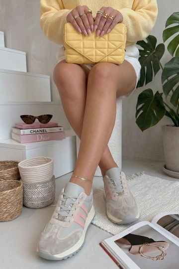 Grijze leren schoenen op... 2