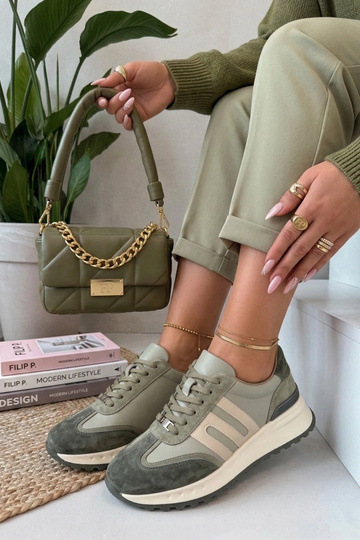 Groene leren schoenen op...