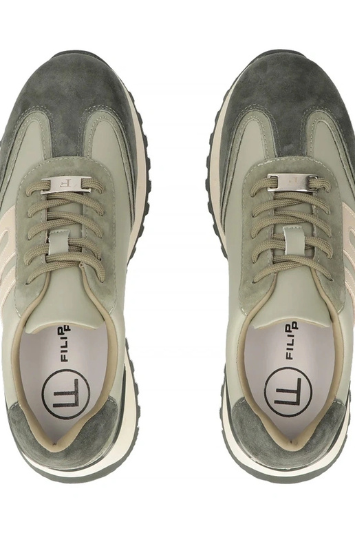 Groene leren schoenen op platform...