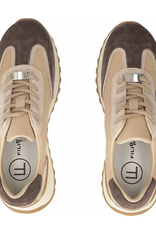 Bruine leren schoenen op platform...