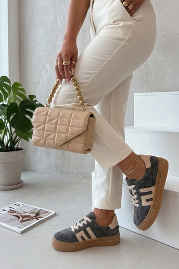 Grijze leren schoenen op...