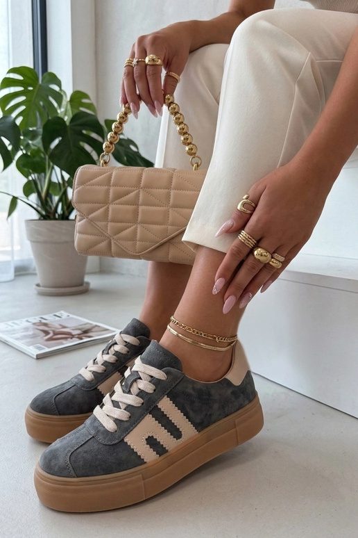 Grijze leren schoenen op platform...