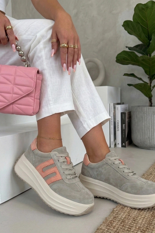 Grijze leren schoenen op platform...