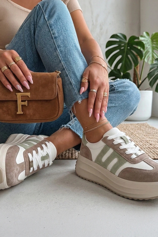 Zandkleurige leren schoenen op...