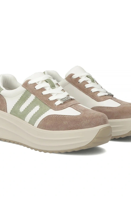 Zandkleurige leren schoenen op...