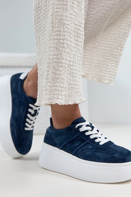 Donkerblauwe leren schoenen op...