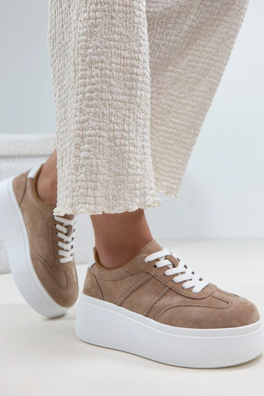 Zandkleurige leren schoenen op...