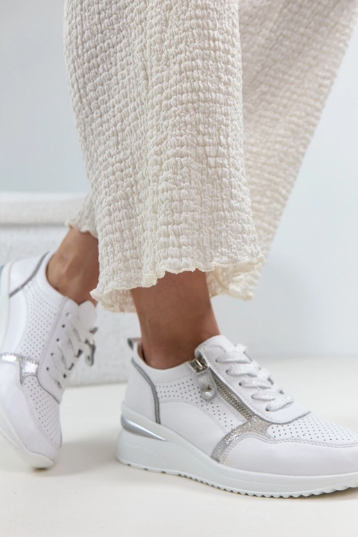 Witte leren schoenen op verborgen hak...