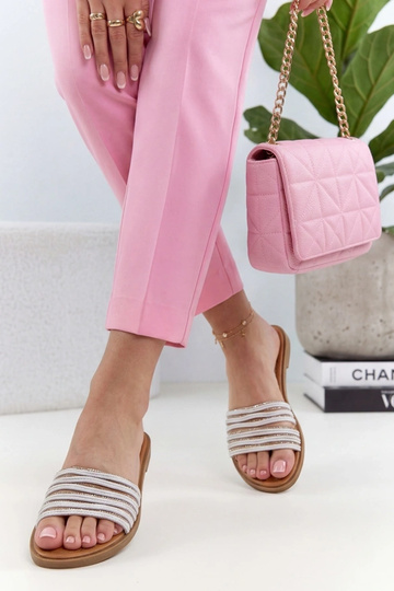 Witte pantoffels versierd...