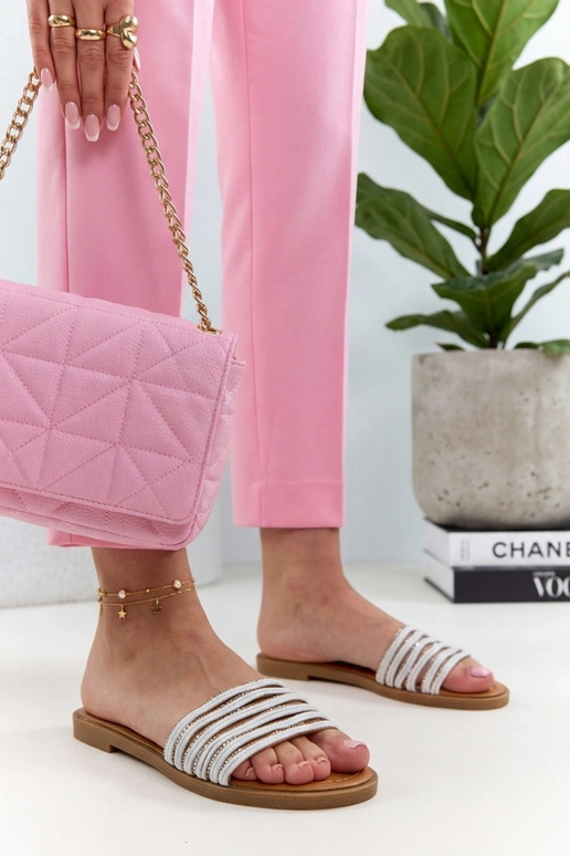 Witte pantoffels versierd met...