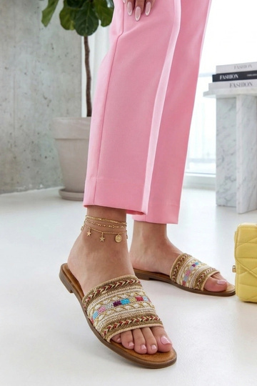 Sandkleurige pantoffels...