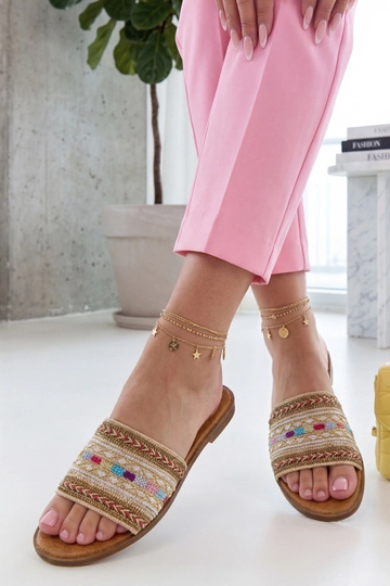 Sandkleurige pantoffels... 2