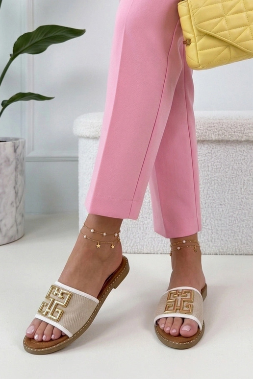 Witte pantoffels versierd met een...