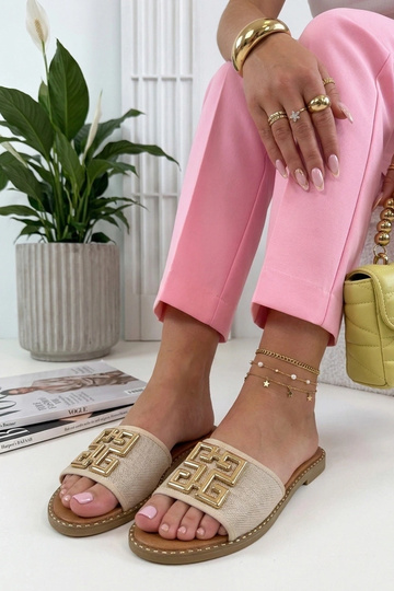 Sandkleurige pantoffels...