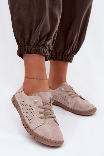 Vrouwen schoenen met opengewerkte elementen van natuurlijk suede in sandkleur Feliva 2
