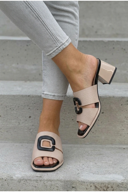 Dames slippers met uitsparingen en gespen op hakken Vinceza 62284 zandkleur