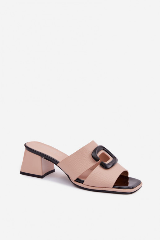 Dames slippers met uitsparingen en gespen op hakken Vinceza 62284 zandkleur