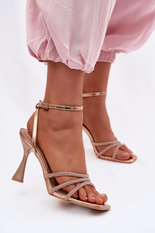 Dames sandalen met hakken Ze Zdobionymi Paskami Szampańskie Gedira