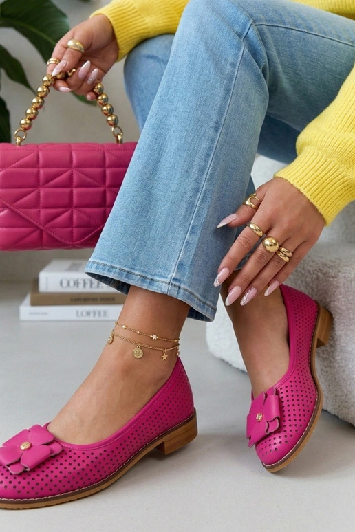 Roze leren geperforeerde ballerina's...