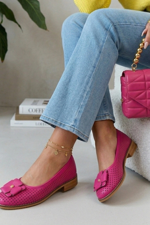 Roze leren geperforeerde ballerina's...