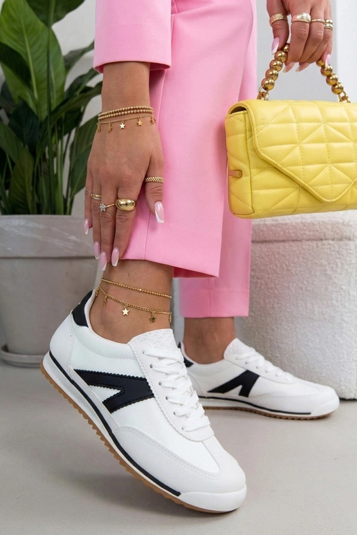 Witte sportschoenen met zwarte...