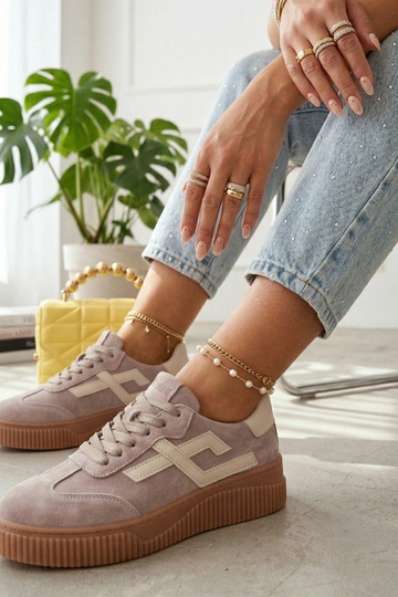 Zandkleurige sportschoenen...