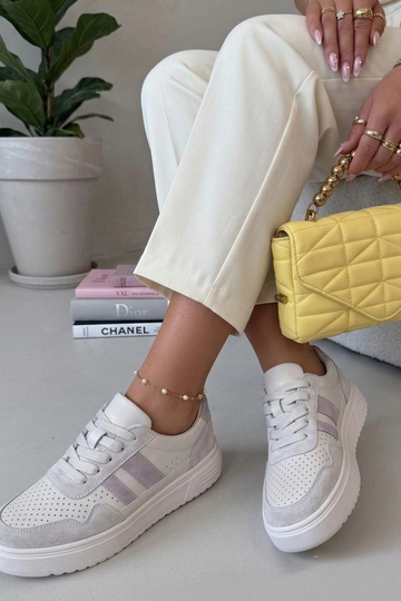 Zandkleurige sportschoenen...