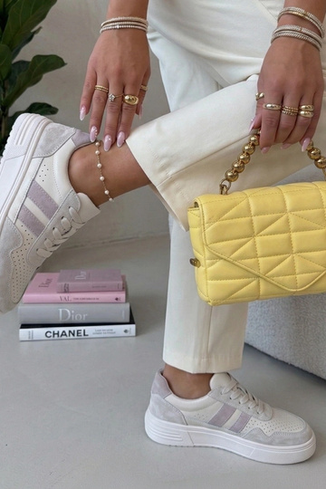 Zandkleurige sportschoenen... 2