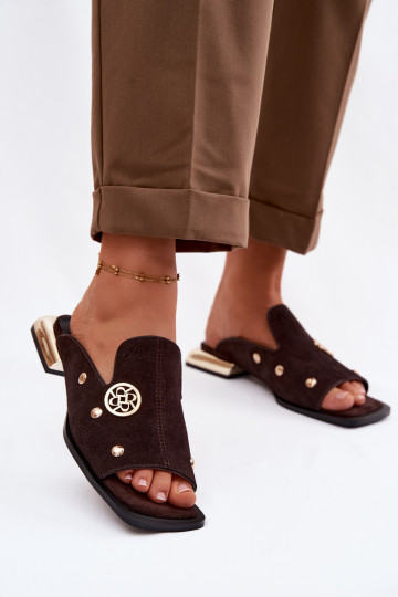 Suède slippers met gouden versieringen D&A CR61-3061 chocoladekleurig 2