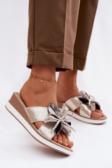 Leren slippers met platform en decoratieve bloem S.Barski GR61-5989 gouden kleur 2