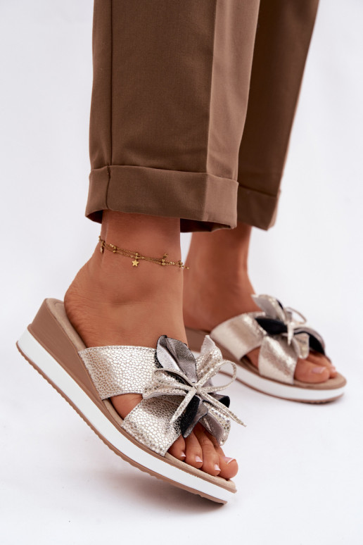 Leren pantoffels met platformDekoracyjnym Een bloem S.Barski GR61-5989 gouden kleur