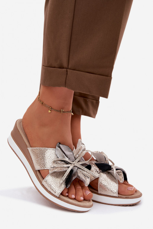 Leren pantoffels met platformDekoracyjnym Een bloem S.Barski GR61-5989 gouden kleur