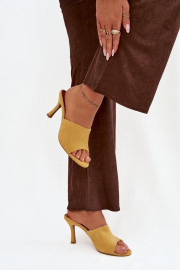 Damespantoffels met dunne hakkenvan eco-suèdeu geel Isolia 2