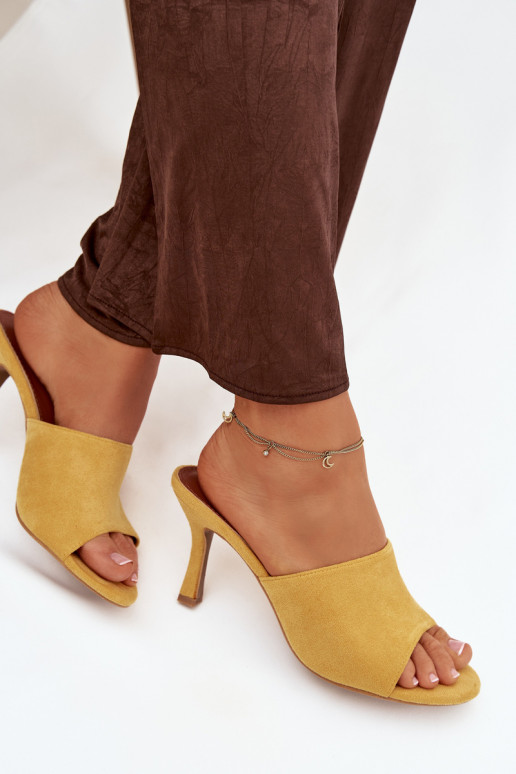Damespantoffels met dunne hakkenvan eco-suèdeu geel Isolia