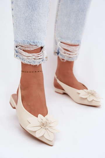 Dames ivoorkleurige sandalen met brede hakken en decoratieve bloem Telivette
