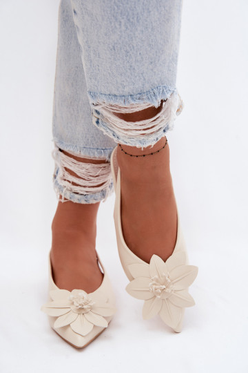 Dames ivoorkleurige sandalen met brede hakken en decoratieve bloem Telivette 2