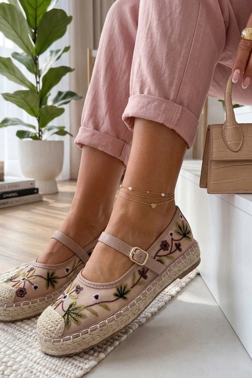 Roze espadrilles versierd met...