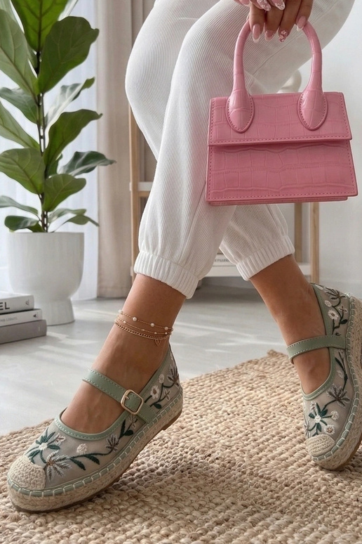 Groene espadrilles versierd met...