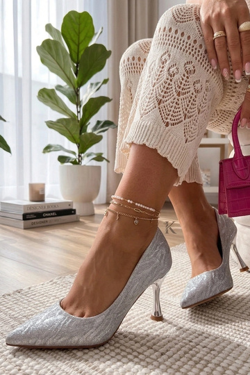 Zilveren pumps met...