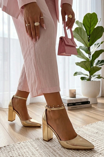 Gouden hoge hakken op een... 2