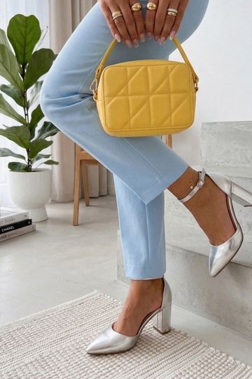 Zilveren hoge hakken op een... 2