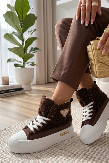 Bruine fluffy sneakers met...