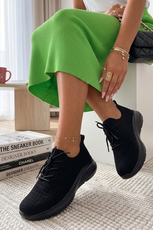 Zwarte lichte geperforeerde sneakers...