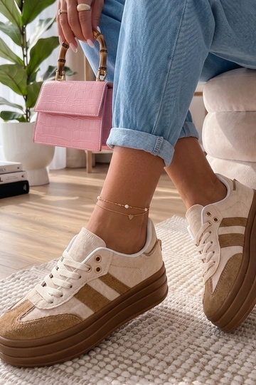Zandkleurige sneakers met...