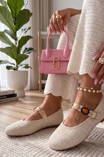 Zandkleurige ballerina's...