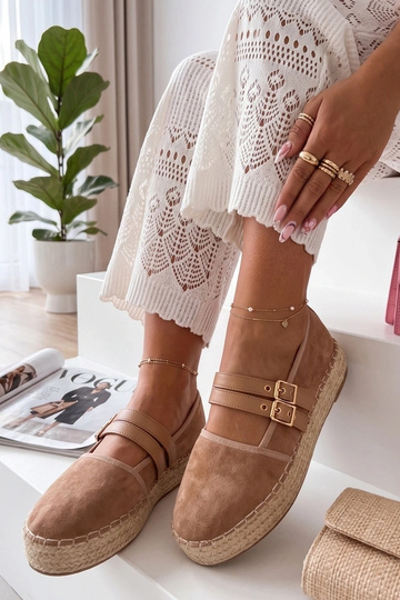 Zandkleurige espadrilles op...