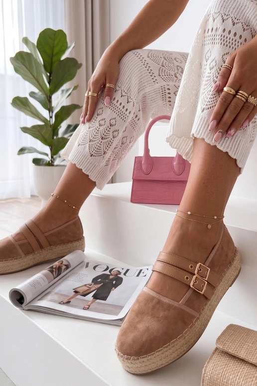 Zandkleurige espadrilles op een...