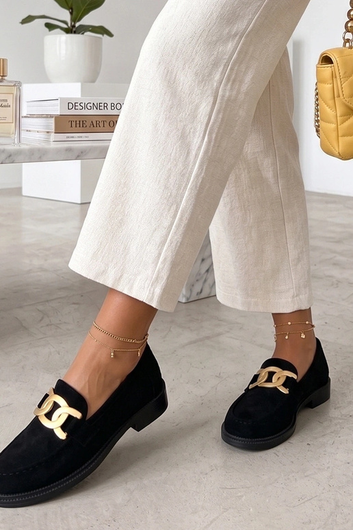 Zwarte mocassins met een decoratieve...